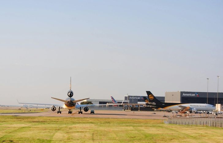 Airplanes at DFW airport
